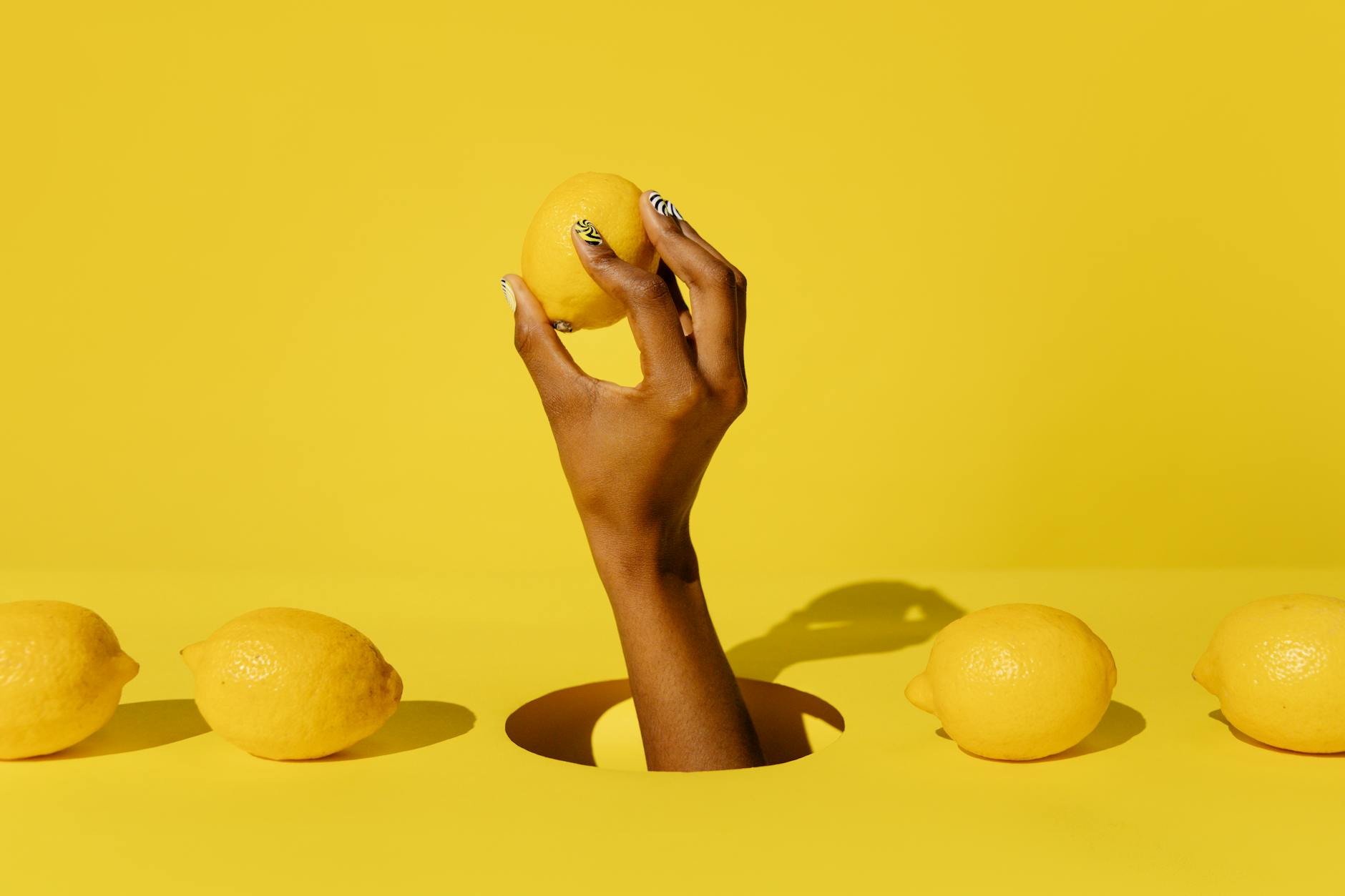 Frau hält verschiedenfarbige Silikonvibratoren in nachdenklicher Haltung